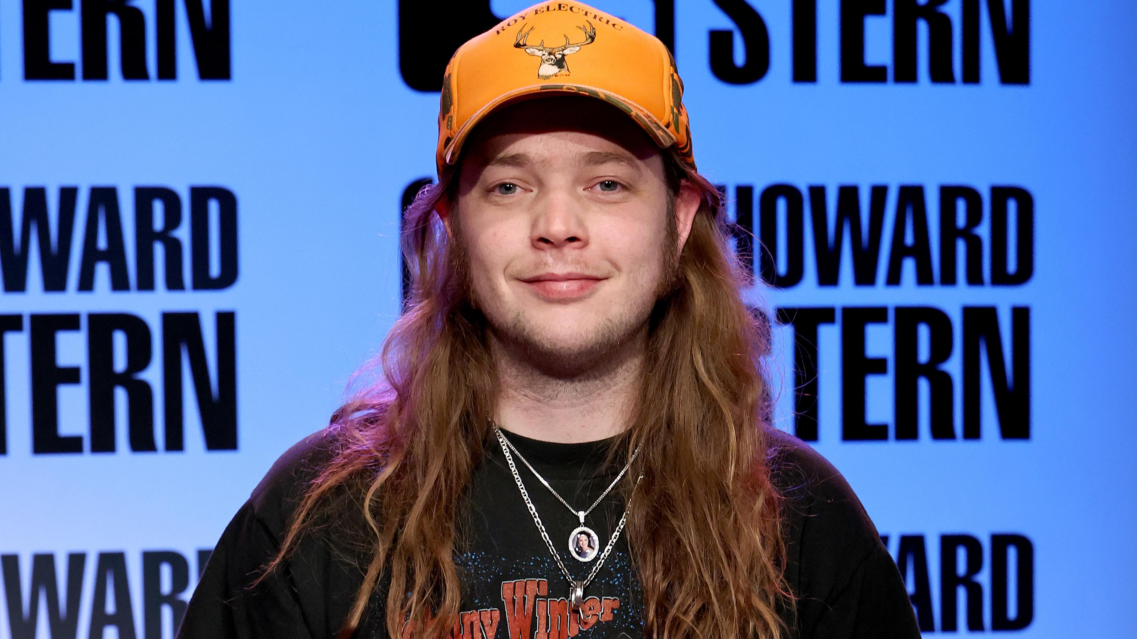 Billy Strings Performs Live & Talks Music on 'The Howard Stern Show'
